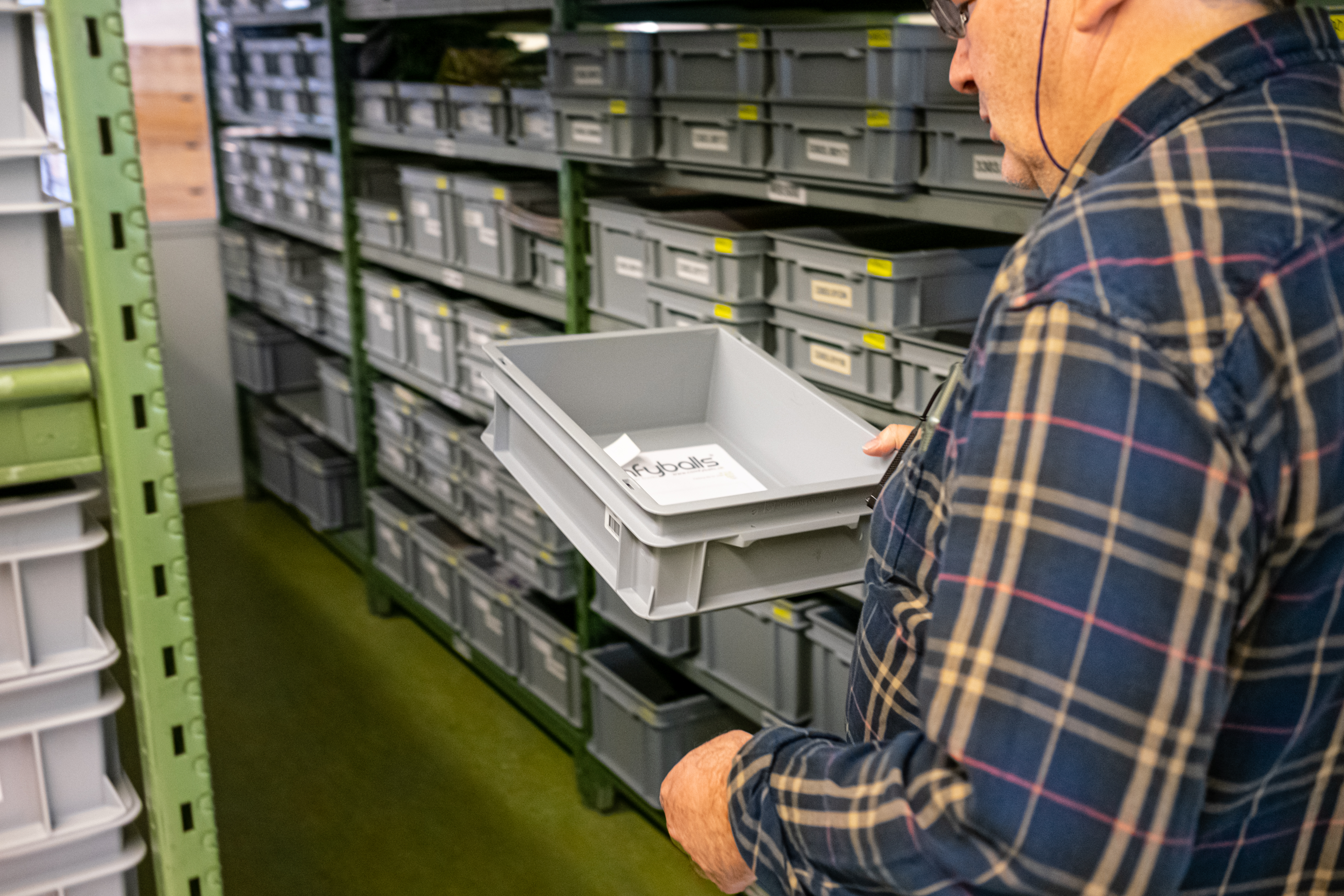 Homme préparant une commande dans un stock.