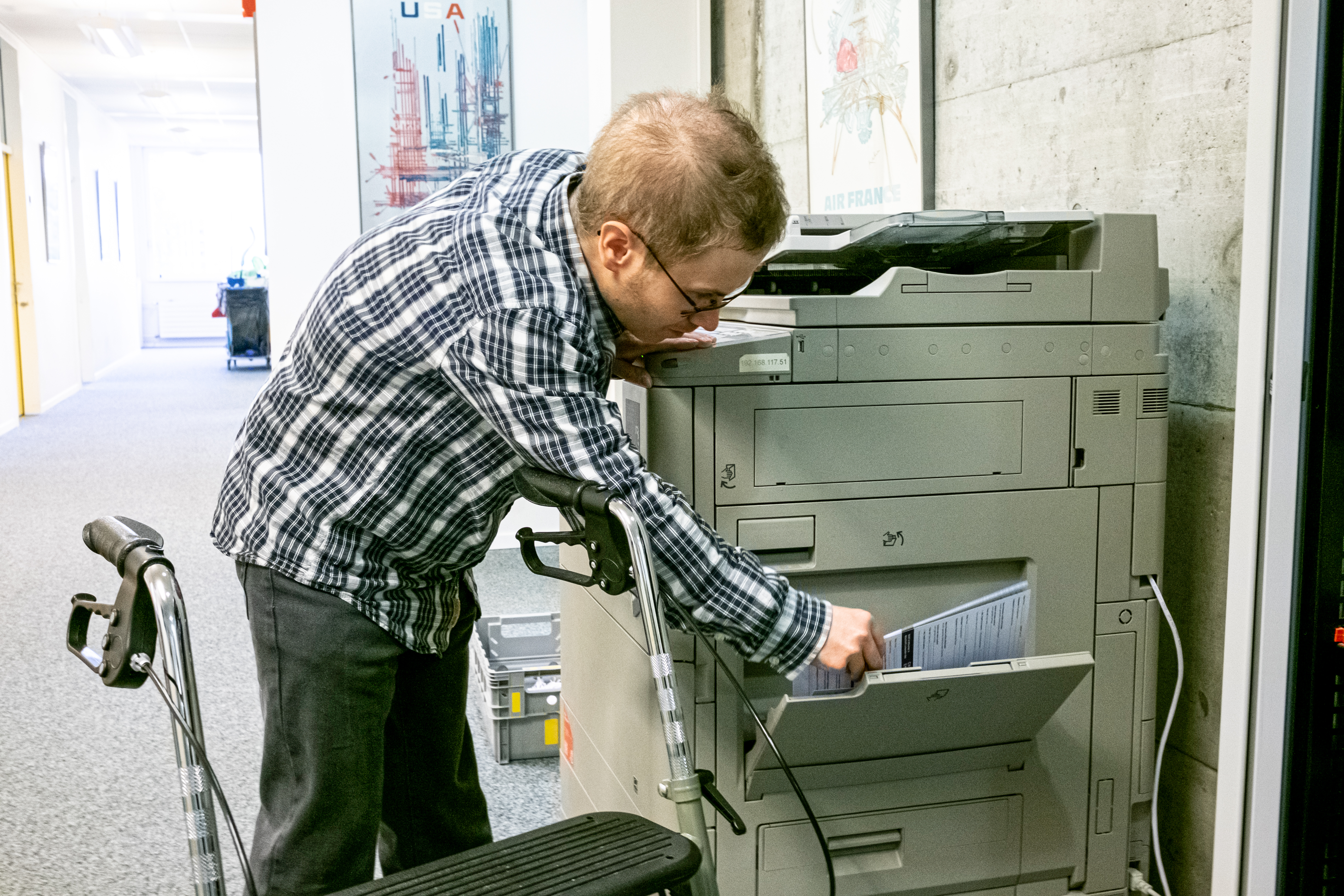 Homme récupérant des documents à la photocopieuse