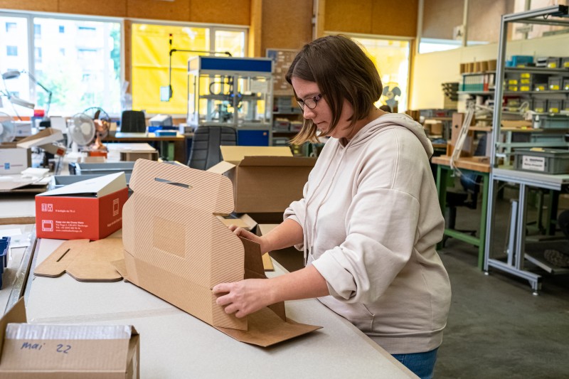 Femme travaillant dans l'atelier de conditionnement