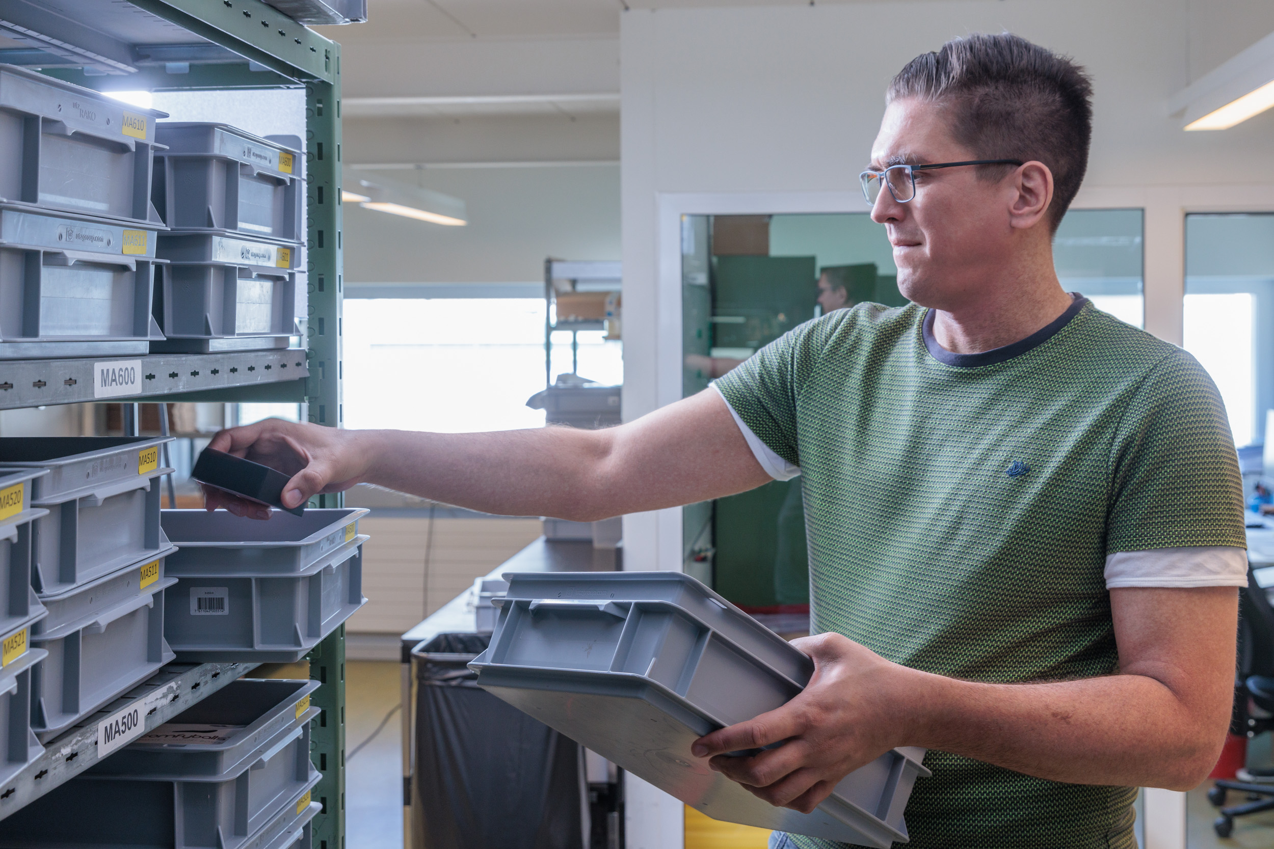 Homme préparant une commande dans un stock.