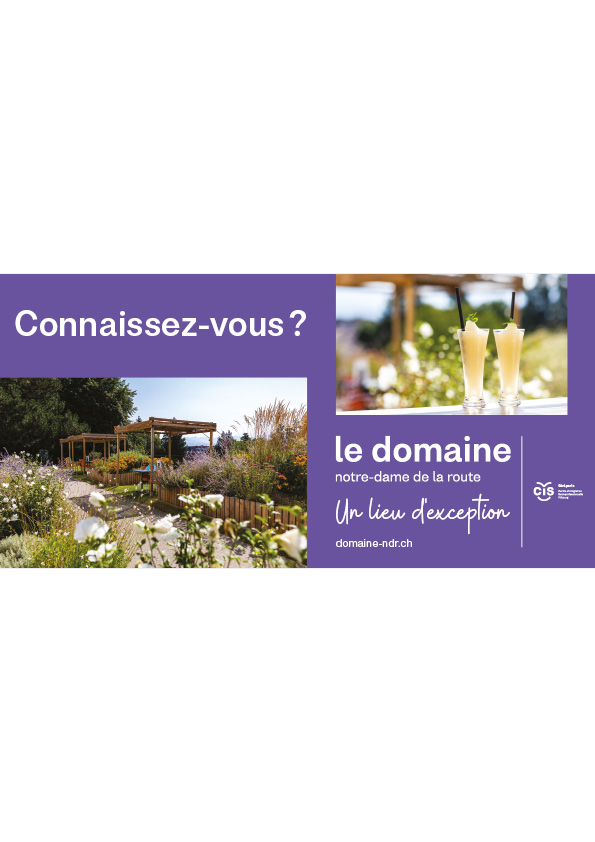 Affiche à fond violet contenant deux photos du Domaine Notre Dame de la Route. La première photo représente la terrasse du restaurant avec des plantes et des fleurs un jour ensoleillé. La deuxième photo représente deux cocktails posés sur une table en extérieur.
