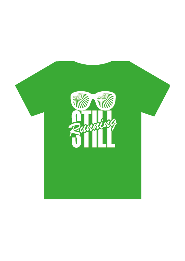 T-shirt vert avec un grand logo blanc composé des mots Still Running et d'une illustration de lunettes de soleil posée sur les mots.