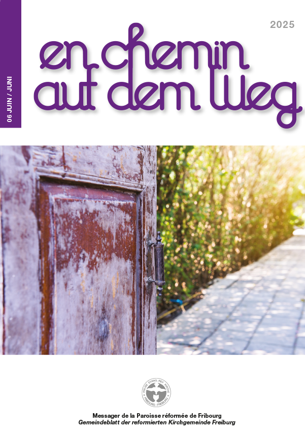 Couverture du périodique de la Paroisse Réformée de Fribourg. Le titre "En chemin" est écrit en grandes lettres violettes et une photo d'une porte qui s'ouvre sur un chemin ensoleillé est au-dessous du titre.