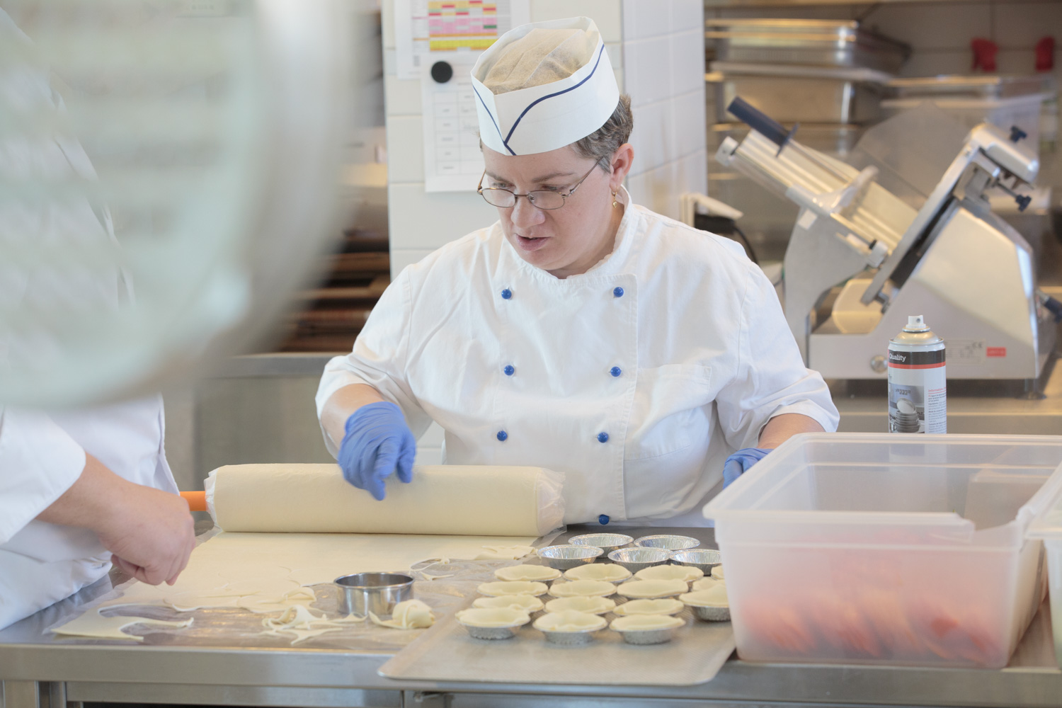 Femme préparant des tartelettes en cuisine