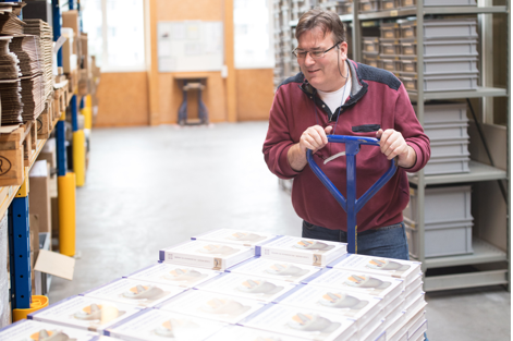 Homme poussant un tire-palette en logistique